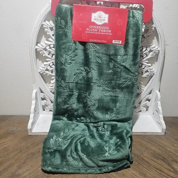 NEW Holiday Time Green Plush Throw 50" X 70" - Picture 1 of 2